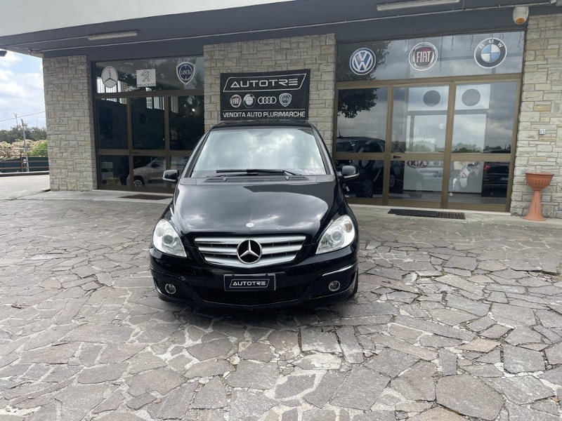 Mercedes-Benz B 180